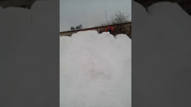 Большая горка много снега елка на площади смотреть онлайн