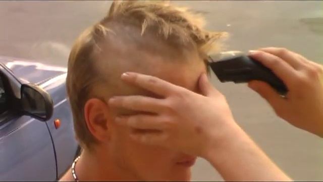 Человек лысеет, на глазах!!! И в конце очень грустит... смотреть онлайн