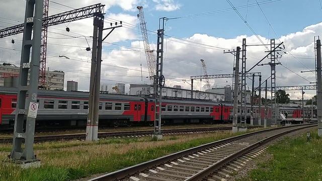 Два электропоезда одновременно. Павелецкое направление МЖД. смотреть онлайн