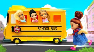 Штеффи прячется под партой! Барби школа - смешные видео для девочек