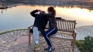 Сестра бьет брата