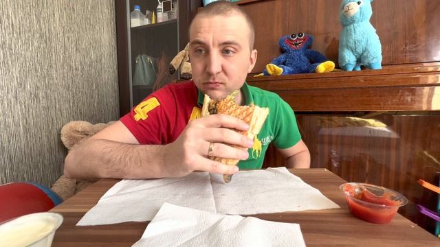 Мужик жрёт шаурму с рыбой впервые в жизни