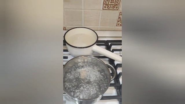 На плиту с одинаковыми горелками, поставили две одинаковые кастрюли... смотреть онлайн