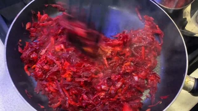 Что едят в Украине!?Настоящий украинский борщ с салом и чесноком классический рецепт смотреть онлайн