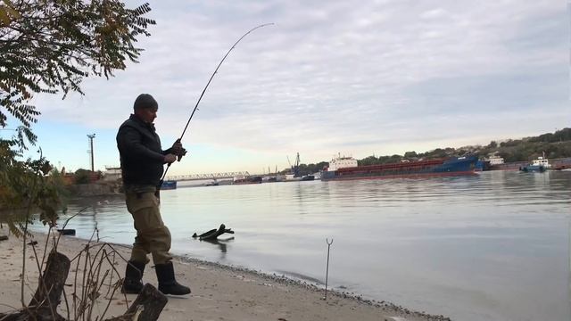Рыбалка на спиннинг с берега. Сумасшедший клев. смотреть онлайн