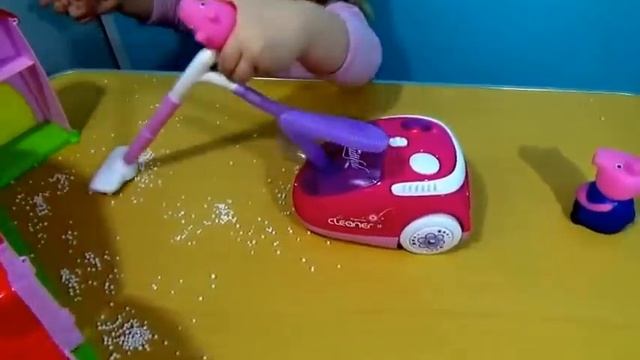 Пылесос игрушка, Свинка пеппа пылесосит в домике/Toy vacuum cleaner смотреть онлайн