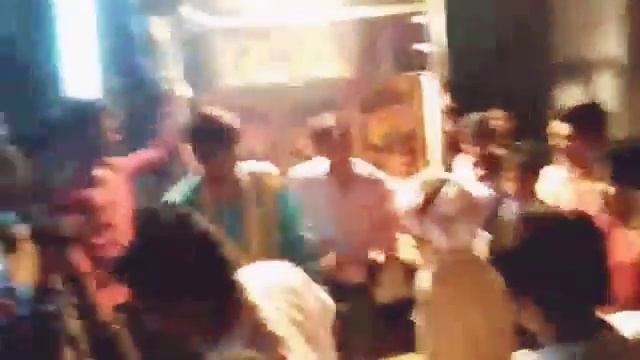 Mein Nandlal Nanda Gaon Mein Dosto k Saath shaadi mein Nagada Pe Dance karte huye смотреть онлайн