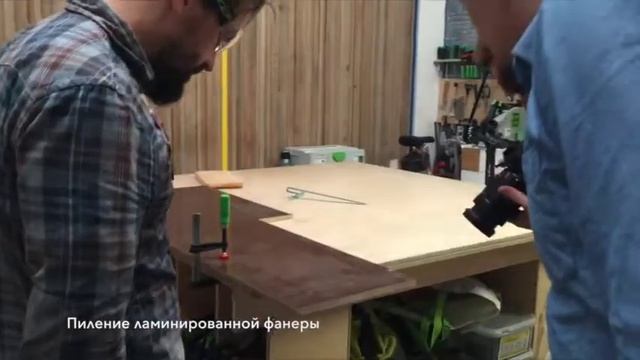 Аккумуляторная дисковая пила DeWALT DCS575 в работе