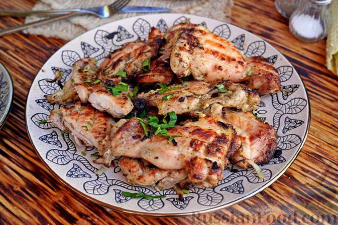 Шашлык, который не нужно долго ждать.
БЫСТРЫЙ КУРИНЫЙ ШАШЛЫК С ХМЕЛИ-СУНЕЛИ