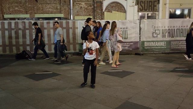 Московский Майкл Джексон танцует под - Michael Jackson - They Don’t Care About Us - в #Moscow смотреть онлайн