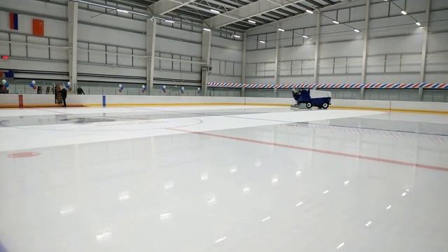 Ледовая Арена .Как ледозаливочная машина заливает каток. Как это устроено . Полировка катка.