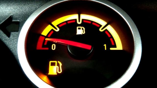 Сколько автомобиль может еще проехать, когда загорелась красная лампочка смотреть онлайн