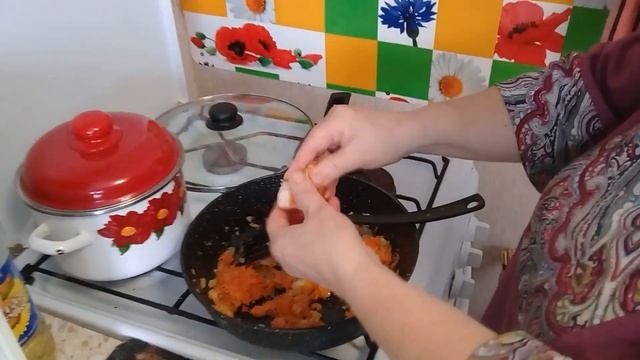 Дела деревенские ! Хлопочу по хозяйству: куры снесли яйца. Варю щи по деревенски на скорую руку смотреть онлайн