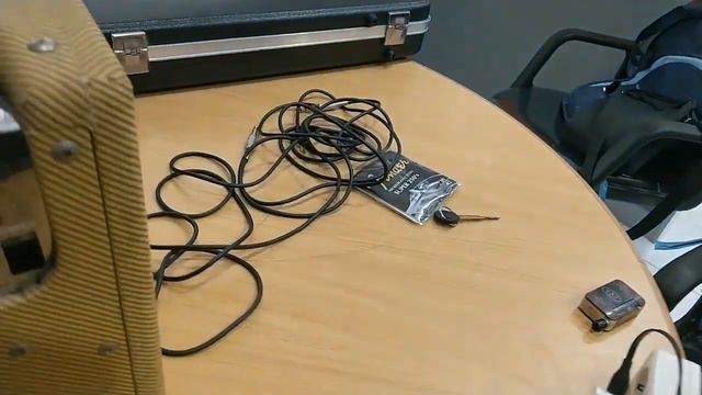 unboxing fender bronco Amp смотреть онлайн
