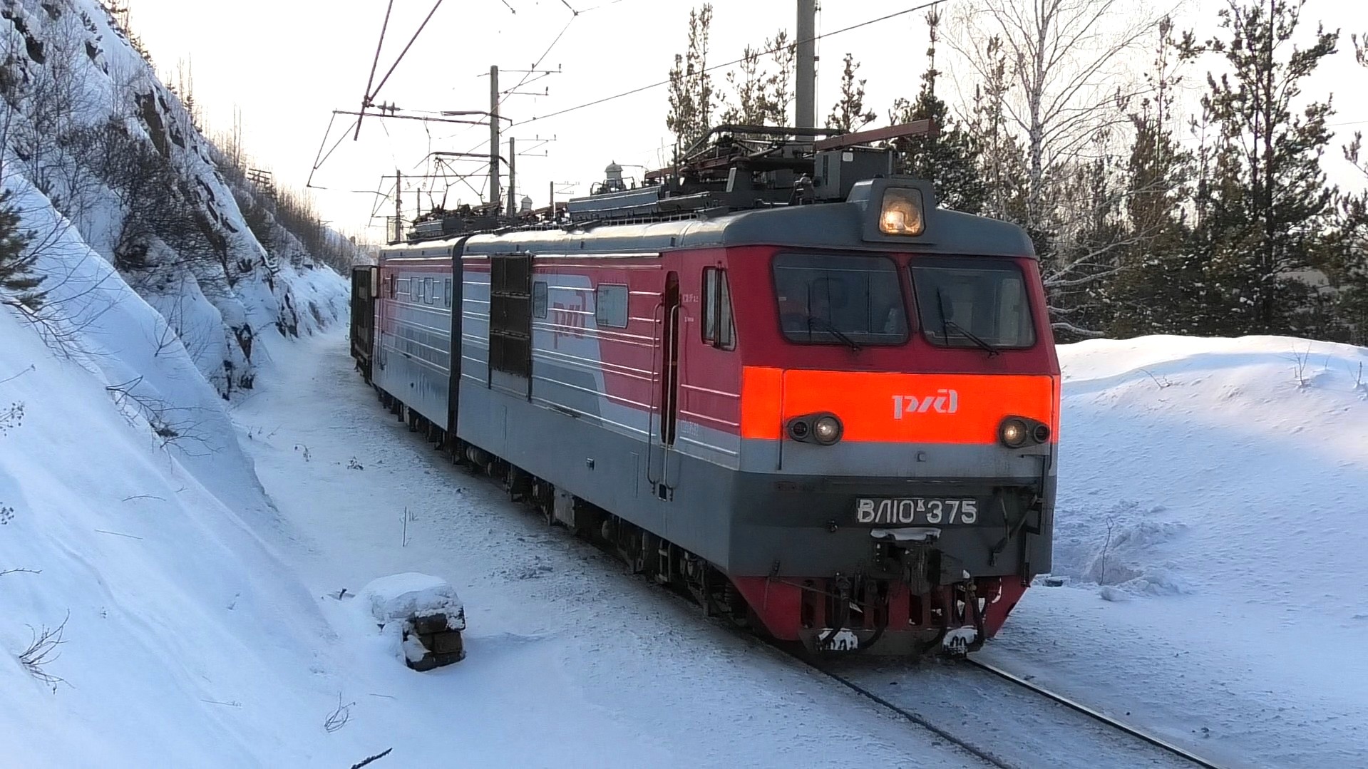 ВЛ10К-375 с грузовым поездом из вагонов для перевозки агломерата и окатышей и приветливой бригадой смотреть онлайн