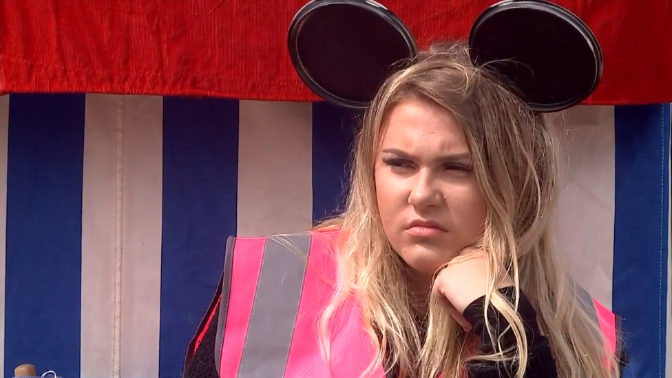 Парк аттракционов Бэнкси смотреть онлайн