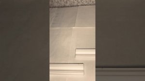 Как подрезать потолочный плинтус (багет) на кривых российских стенах ?