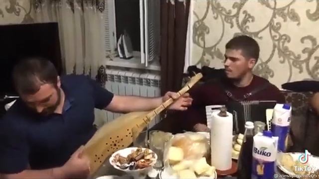 Аварские песни на пандуре поёт Абдула Магомедчиев