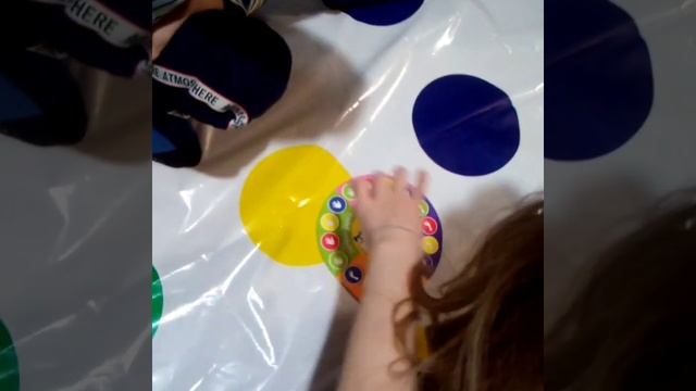 Веселая, напольная игра "Твистер"! смотреть онлайн