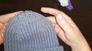 Шапочка из хлопка спицами с красивой макушкой.