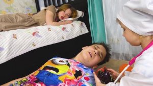 Дети притворяются, что заболели, играют в доктора и делают уколы