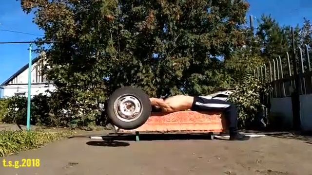 Упражнение с самодельной штангой 30кг + подъём через голову 8 раз смотреть онлайн