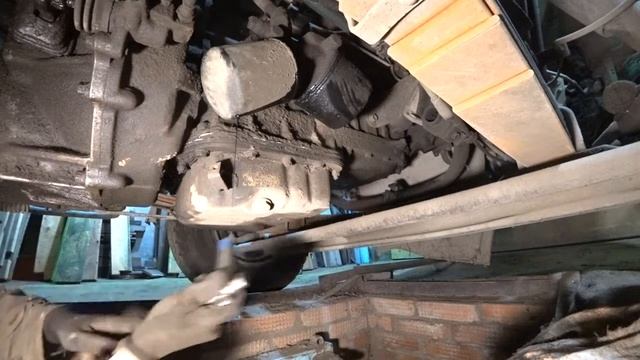 Замена масла на Исудзу Эльф манипулятор