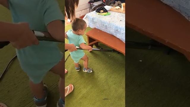 #vlog #Baby #vacuum #Ребёнок #убирает руку мамы #дача #приколы смотреть онлайн