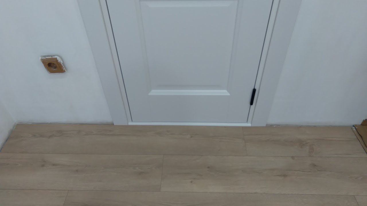 Показываю как я закрыл щели между порогом дверной коробки и ламинатом смотреть онлайн