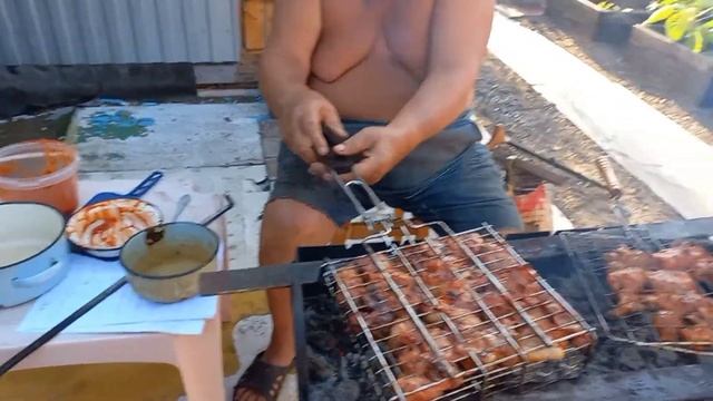 ШАШЛЫК. КОПЧЕНАЯ РЫБА. ОВОЩИ НА РЕШЕТКЕ. ВКУСНО - НЕ ТО СЛОВО. НАСАЖУ ВАМПИРА НА ШАМПУР. смотреть онлайн