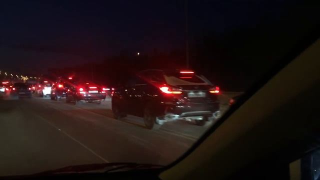Пробка из зрителей, спешащих на бой Поветкина смотреть онлайн
