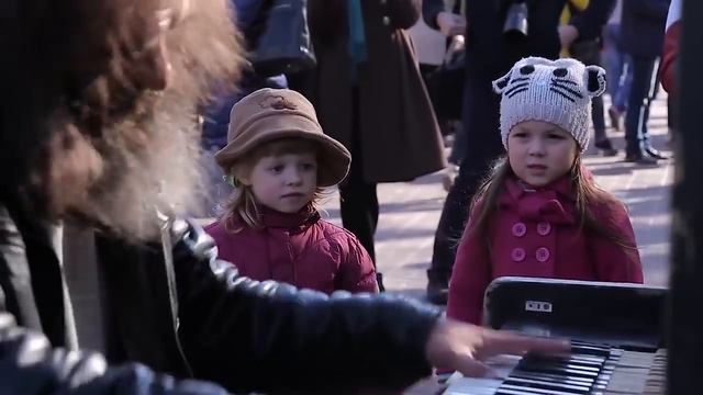Man plays piano in street, people were shocked Уличный пианист, музыка для души! YouTube смотреть онлайн