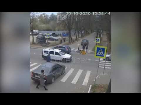 В Звенигороде женщина-водитель сбила велосипедиста, выезжая со второстепенной дороги смотреть онлайн