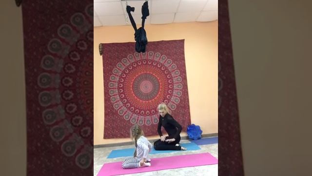 Разминка и подводящие асаны для продольного шпагата/акцент на вытяжение задней поверхности бедра смотреть онлайн