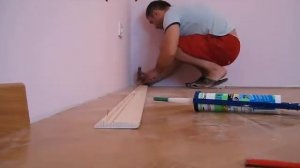 Монтаж деревянного плинтуса необычным способом