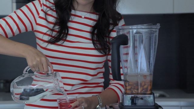 Как приготовить миндальное молоко | Katerin's Kitchen смотреть онлайн