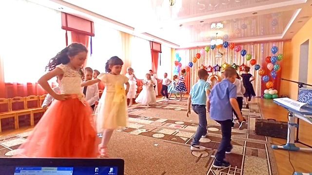 "Первоклашки". Весёлый общий танец на Выпускной в д/с смотреть онлайн