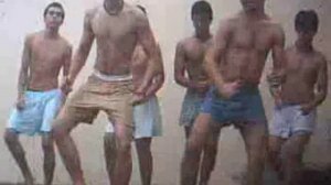 мужчины зажигательно танцуют в трусах
