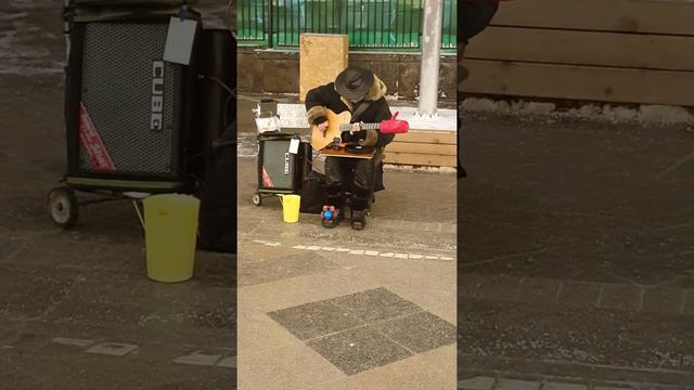 Мужик красиво играет на гитаре Арбат Москва смотреть онлайн
