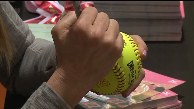 Jennie Finch at Greenwood Park Mall смотреть онлайн