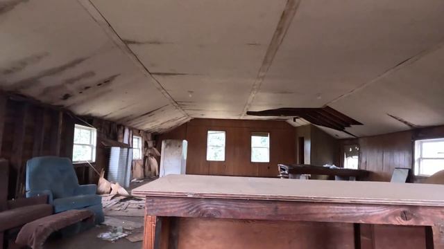 Exploring An Wooden Abandoned House смотреть онлайн