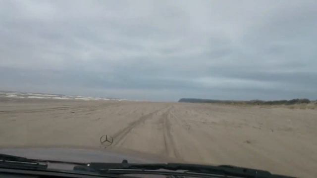 На мерседесе по песку по морю.