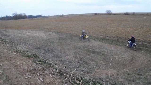 Krátké video - Suzuki 125 RM, Honda CR 250, Suzuki DR 600 смотреть онлайн