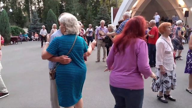 ВСЁ РАВНО МОЕЮ СТАНЕШЬ ТЫ! ТАНЦЫ В ПАРКЕ ГОРЬКОГО ХАРЬКОВ 2021 смотреть онлайн