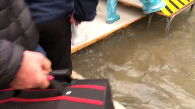 Shiny boots on stage of the Venice fashion show // Acqua Alta Venezia 29th October 2018 смотреть онлайн