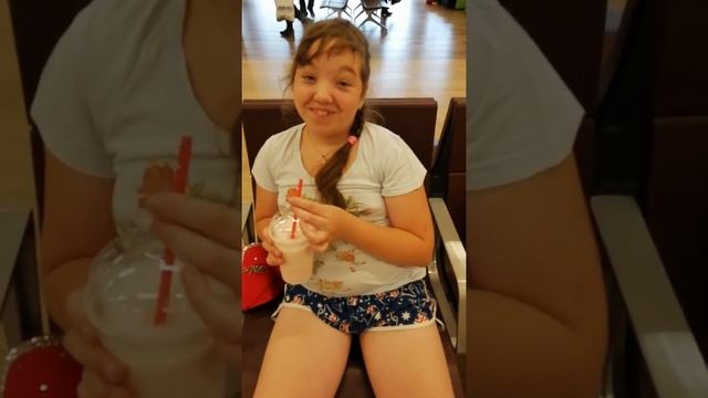 Доча рассказывает где мы находимся. Аэропорт Красноярска. 18 июля 2019 год. смотреть онлайн