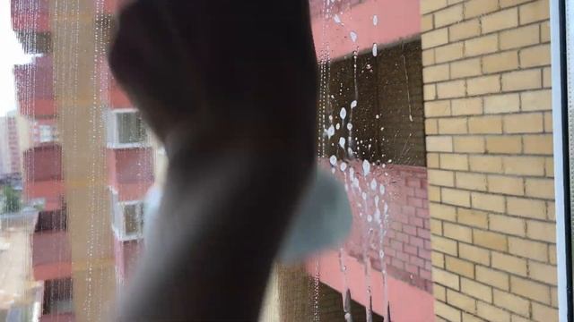 Разбрызгать моющее средство по стеклу с помощью разбрызгивателя от Стеклоочистителя BOSCH GlassVAC смотреть онлайн