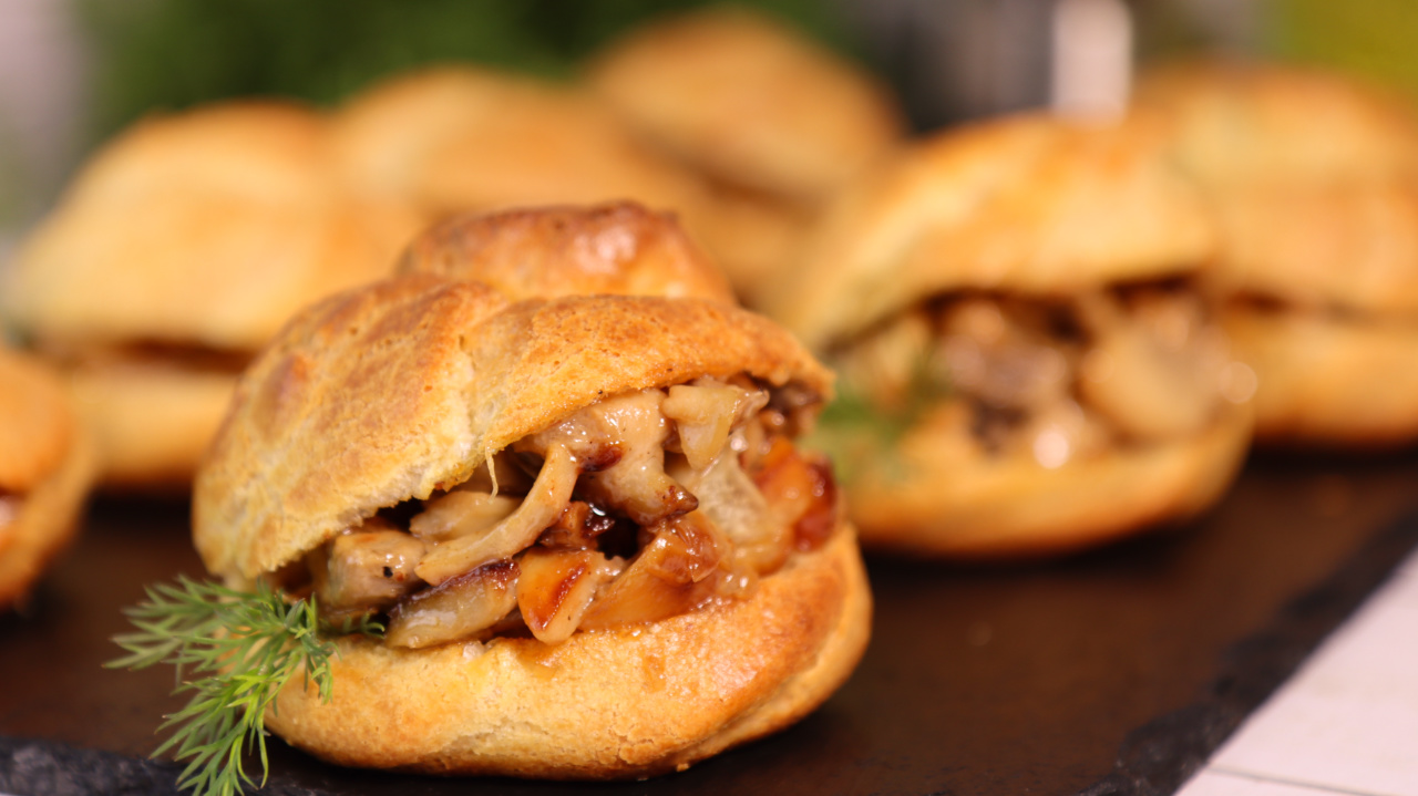 Закуска на новогодний стол 2022. Профитроли с грибами смотреть онлайн