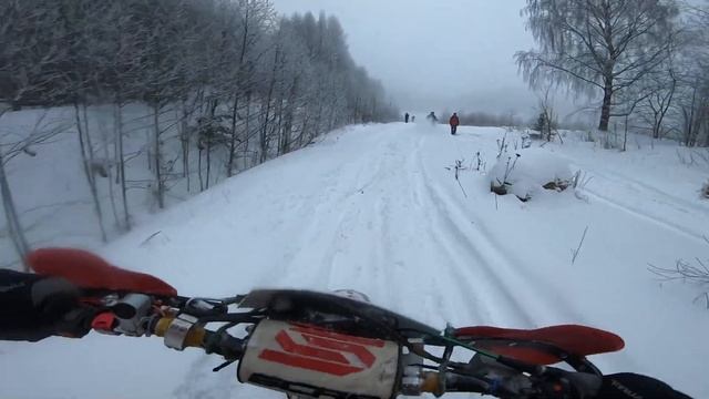 Эндуро прохват снежный плен. Безумное катание на эндуро по пухлому снегу Веселье Зимняя веселуха. смотреть онлайн