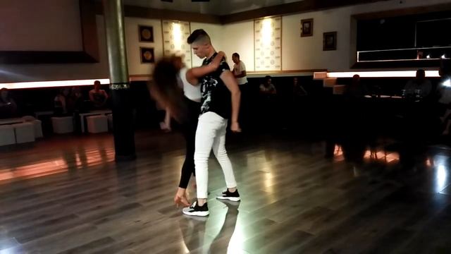 Juan y Gabriella bachata sensual (Dani J - Amor Prohibido) смотреть онлайн